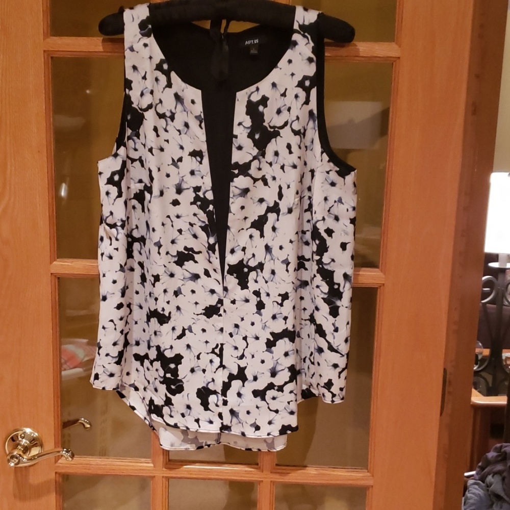 Sleeveless floral Blouse